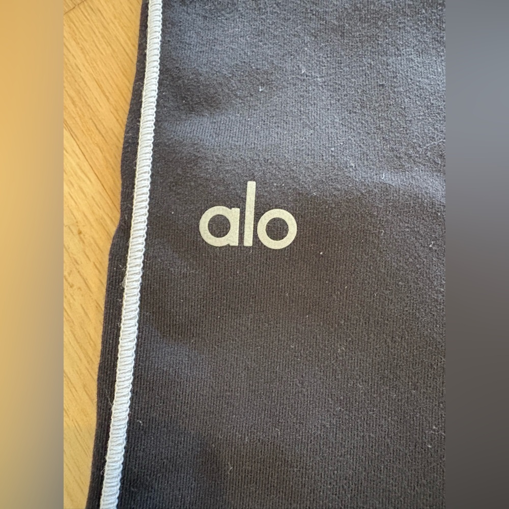 ALO Yoga Black Airbrush Heart Throb Set - Picture 12 of 15